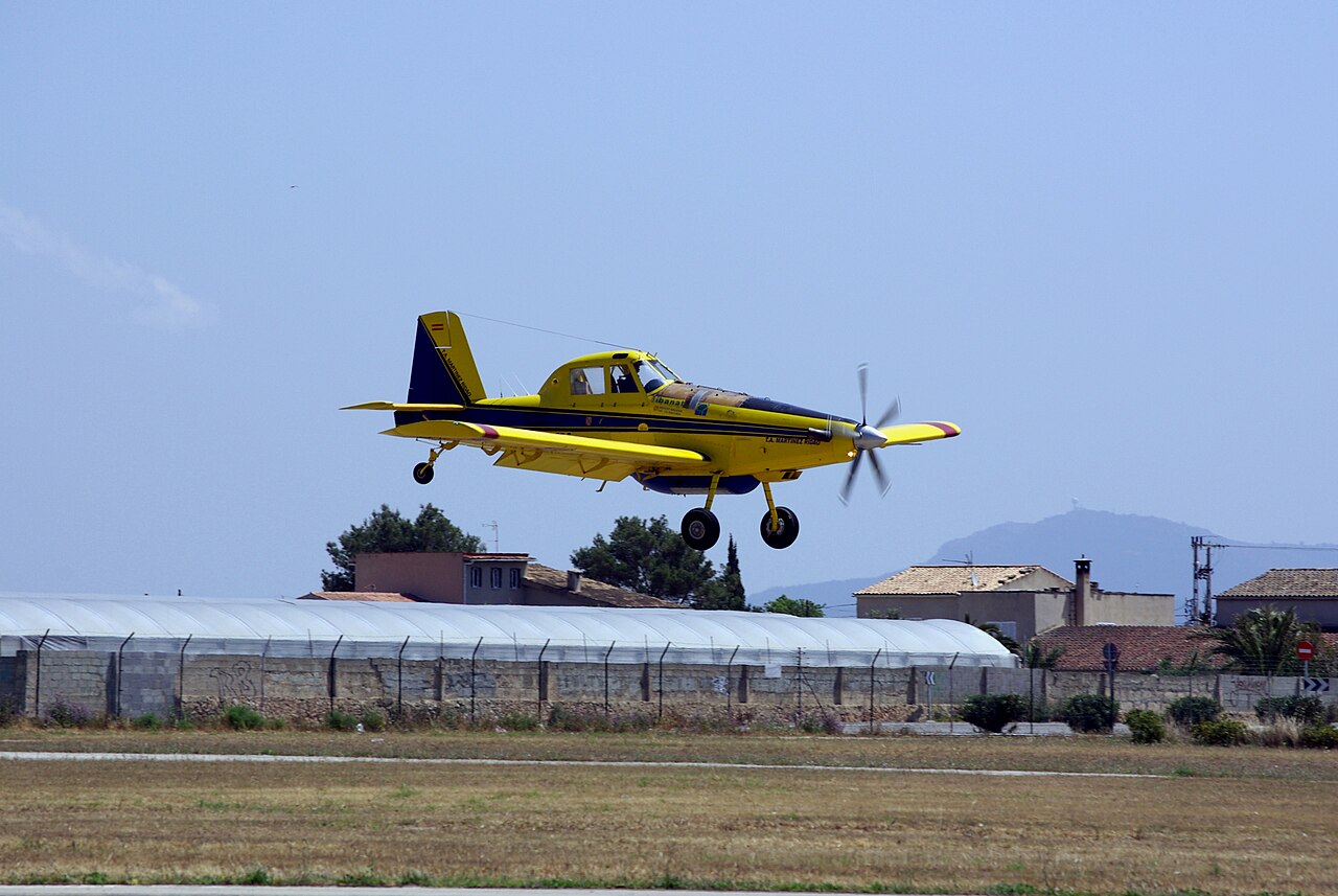pengoperasian pesawat drone penyemprot pestisida otomatis lahan pertanian 2026